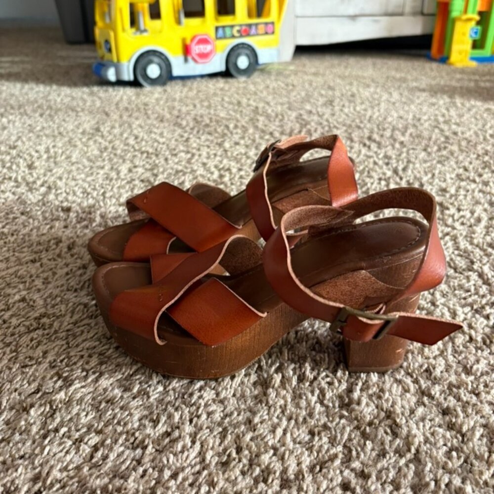 Universal Thread Wood Heels
